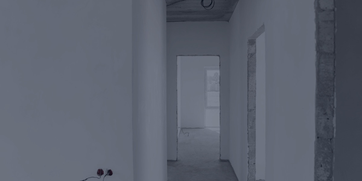 Interior de apartamento em obra, com paredes de alvenaria sem acabamento e vão de janela aberto