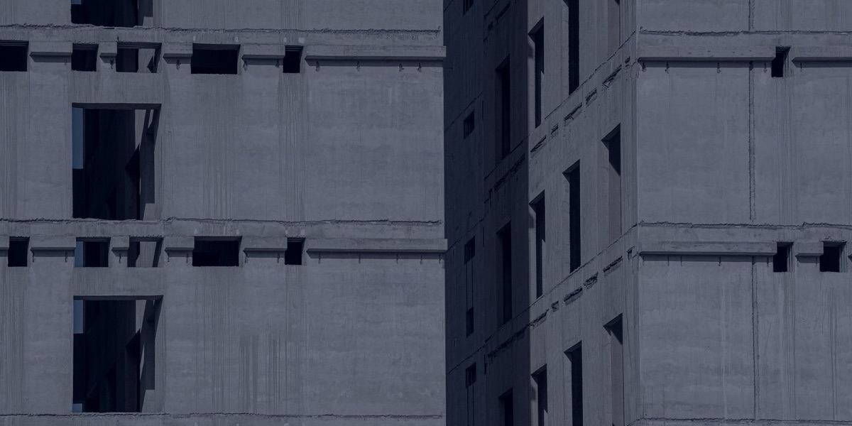 Estrutura de concreto de um edifício sem acabamento, vista de baixo